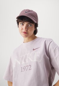 Nike Sportswear TEE CLASSICS BOXY - Camiseta estampada - platinum violet