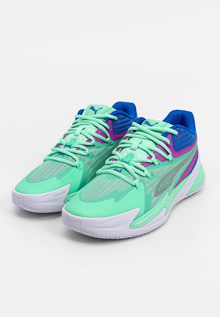 Zapatillas deportivas de color verde menta con acentos azules y detalles morados. Parte superior de malla texturizada, lengüeta acolchada y suela de goma blanca.