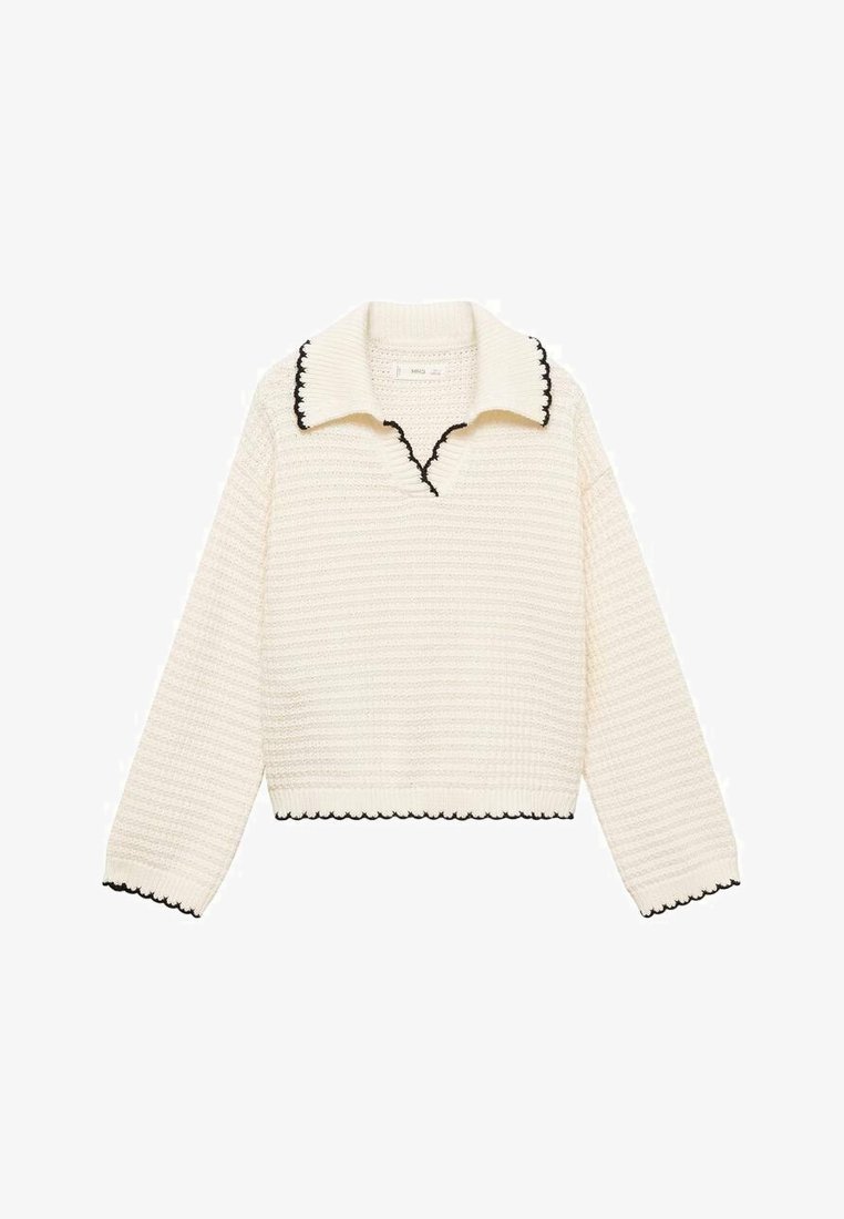 Cremefarvet sweater med struktureret strik, kontrasterende sort scallopkrave og -kant. Har lange ærmer, cropped design og v-hals.