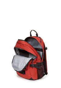 Mochila roja con acentos negros y múltiples compartimentos. Cuenta con un forro interior gris, correas ajustables y un asa en la parte superior.