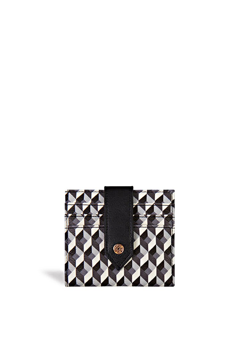 Kompakti lompakko mustalla, valkoisella ja harmaalla geometrisella kuviolla, joka on varustettu mustalla hihnalla ja pyöreällä metallipainikkeella.