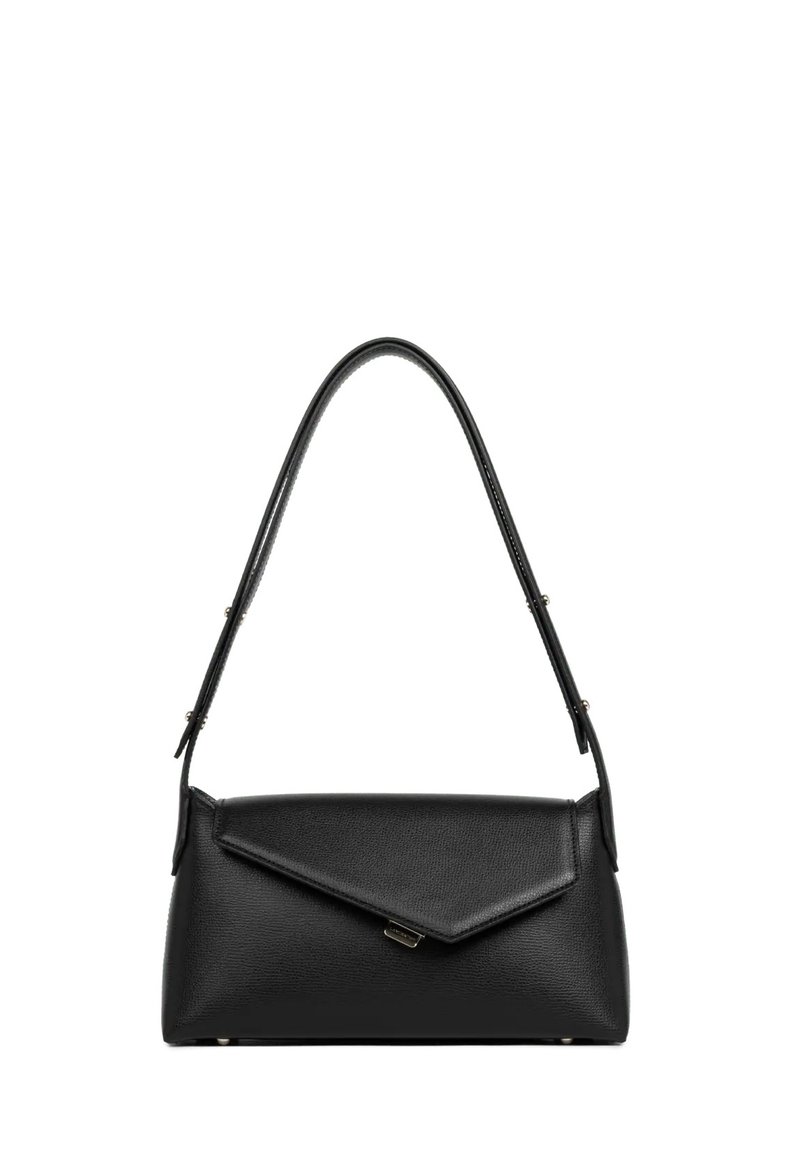Sac à main en cuir noir avec une forme rectangulaire structurée, fermeture à rabat supérieur et une seule bandoulière. Texture lisse avec un grain subtil.