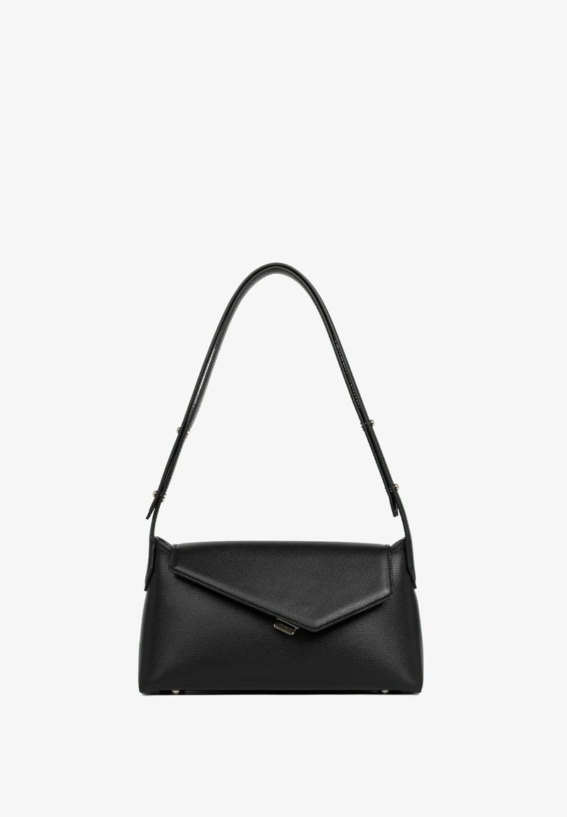 Sac à main en cuir noir avec une forme rectangulaire structurée, fermeture à rabat supérieur et une seule bandoulière. Texture lisse avec un grain subtil.