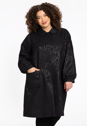 Manteau noir avec un motif texturé et ondulé. Comprend un col, une fermeture à bouton et une poche latérale. Manches longues et volumineuses avec des poignets froncés.