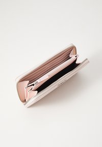Portafoglio con cerniera in pelle rosa chiaro, dotato di slot per schede all'interno e tasca con cerniera per monete. Presenta una texture liscia e dettagli in metallo color argento.