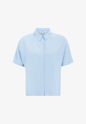 Hele sinine lühikeste varrukatega särgil on pehme kangas, nupuvajutusega ees ja klassikaline krae. Sile tekstuur ja mugav istuvus.