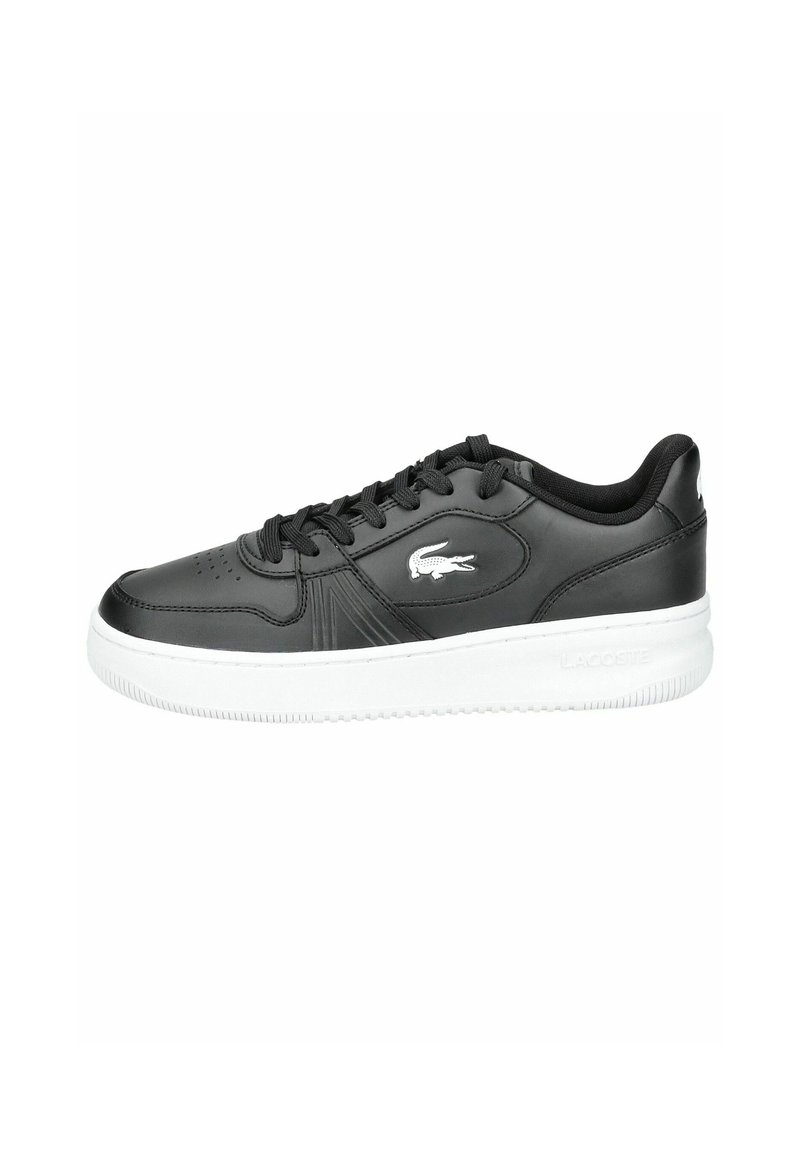 Sneaker in pelle nera con suola in gomma bianca, caratterizzato da punta rotonda, design con lacci e logo Lacoste sul lato. Texture liscia, altezza bassa.