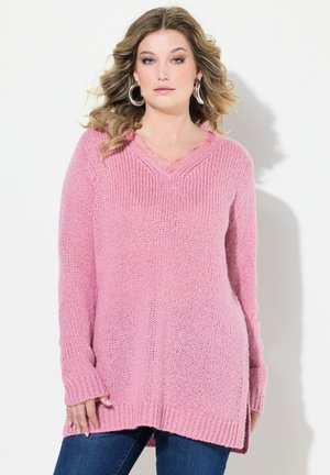 Lässiger, langärmliger rosa Strickpullover mit V-Ausschnitt, strukturiertem Stoff und seitlichen Schlitzen am Saum. Akzente sind die gerippten Bündchen.