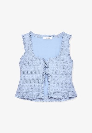 Top court en bleu clair avec un motif checkered texturé, des bords volantés et une fermeture par nouage à l'avant. Fabriqué à partir d'un tissu doux et léger.