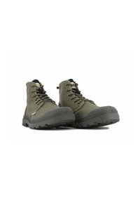 Olivengroen enkelboots met een gestructureerde rubberen zool. Kenmerken zijn veters, een versterkte neus en een gevoerde kraag voor extra comfort.