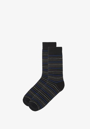 Un paio di calzini neri con sottili righe orizzontali blu, grigie e beige, disposti affiancati su uno sfondo bianco.