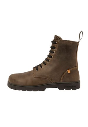 Botas de cuero marrón con cordones, de textura suave, suela de goma y cuello acolchado. Presentan cordones oscuros y una pequeña etiqueta de logo en el costado.