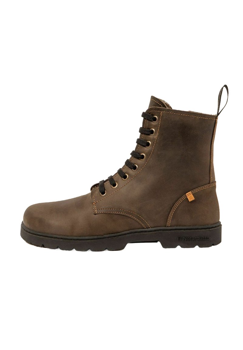Botas de cuero marrón con cordones, de textura suave, suela de goma y cuello acolchado. Presentan cordones oscuros y una pequeña etiqueta de logo en el costado.