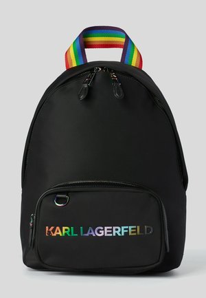 Zwarte rugzak met regenboogkleurig "KARL LAGERFELD" logo op het voorvak en een bijpassende regenboogkleurige lus aan het handvat.