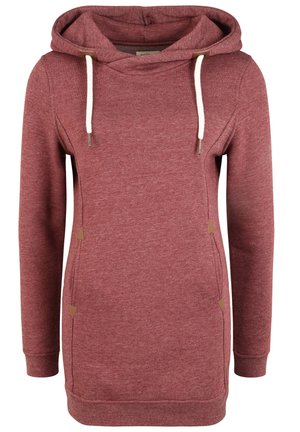 Robe à capuche rouge en tissu texturé, avec des cordons de serrage blancs ajustables et des accents beiges près des poches. Manches longues et grande capuche.