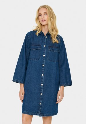 Denim shirt-jurk met een knoopsluiting aan de voorkant, twee borstzakken en een comfortabele pasvorm. Voorzien van een kraag en wijde mouwen in een donkerblauwe wassing.