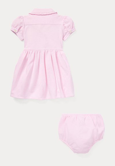 Ροζ βαμβακερό φόρεμα με κοντά φουσκωτά μανίκια, γιακά και συγκεντρωμένη μέση. Περιλαμβάνει ταιριαστά ροζ βρακάκια. Μαλακή υφή, απλή σχεδίαση.