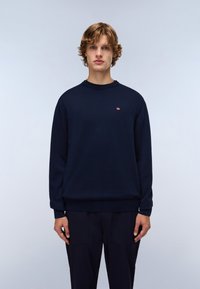 Marineblauwe sweatshirt van zachte stof, met een ronde hals en lange mouwen. Klein logo detail op de linkerborst.