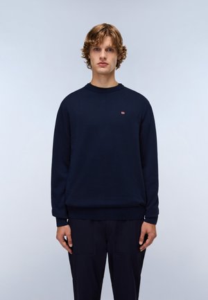 Marineblauwe sweatshirt van zachte stof, met een ronde hals en lange mouwen. Klein logo detail op de linkerborst.