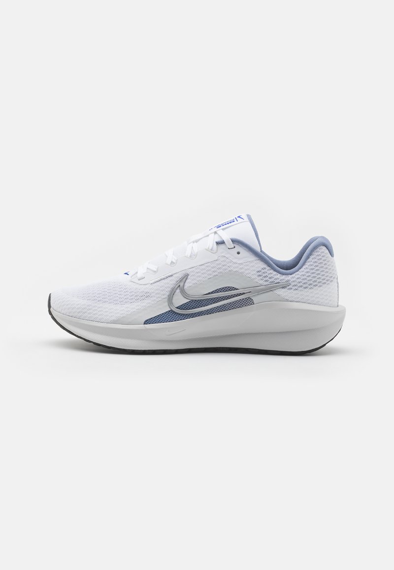 Nike Performance DOWNSHIFTER 13 - Chaussures de running sur route - white/metallic silver/ashen slate/photon dust/black/racer blue