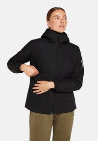 Svart isolerad jacka med huva, utrustad med frontdragkedja och elastiska muddar, quiltad textur och sidofickor.