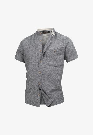 Pánská šedá košile s krátkým rukávem, texturovaná, s knoflíkovou přední částí, mandarínským límečkem a jednou kapsou na hrudi, vystavená na bílém pozadí.