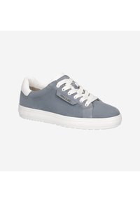 Zapatilla gris claro fabricada en ante sintético con acentos blancos, puntera redonda y diseño de cordones. Presenta una suela de goma texturizada y un detalle de logo.