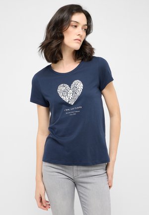 T-shirt en coton bleu marine avec un motif de cœur floral blanc et du texte en dessous ; manches courtes et décolleté rond.