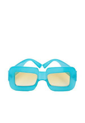 Niebieskie prostokątne okulary przeciwsłoneczne z grubymi plastikowymi oprawkami i jasno-brązowymi przyciemnianymi szkłami na białym tle.