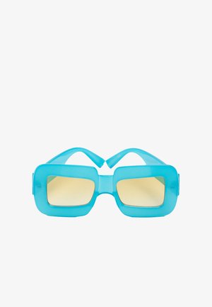 Niebieskie prostokątne okulary przeciwsłoneczne z grubymi plastikowymi oprawkami i jasno-brązowymi przyciemnianymi szkłami na białym tle.