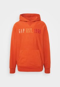 Felpa arancione con cappuccio e tasca frontale, con il testo "GAP EST. 1969" ricamato in multicolore sul petto. Tessuto morbido.