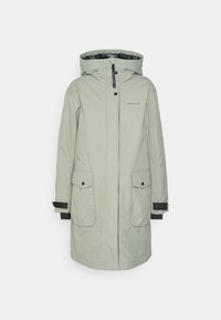 Parka imperméable gris clair avec une capuche ajustée, de grandes poches avant et des manches réglables. Texture lisse avec des accents noirs et un logo.