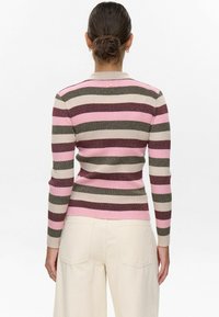 Pulover cu margini ondulate, având dungi verticale în nuanțe de roz, maro închis și măslin. Cu mâneci lungi, decolteu rotund și un design ajustat cu o ușoară elastitate.