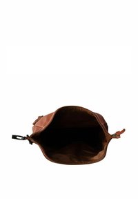 Bolso de mano de piel marrón con cierre de cremallera, que presenta un exterior liso, un interior amplio y abierto, y un forro de tejido claro en contraste.