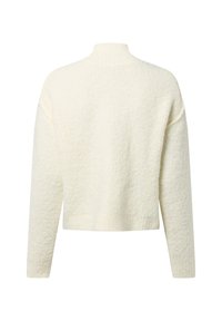 Maglione bianco, corto, a maniche lunghe con una finitura texturizzata e colletto alto, caratterizzato da spalle basse e una vestibilità rilassata.
