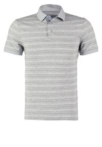 Polo rayé en gris clair, avec des manches courtes, un plastron à trois boutons et un motif tricoté texturé. Design décontracté, tissu respirant.
