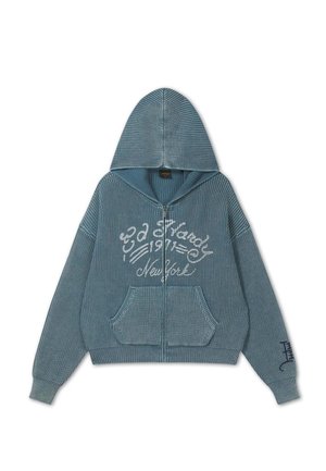 Blauer gestrickter Kapuzenpullover mit Reißverschluss, Fronttaschen und weißem Schriftzug "Ed Hardy 1971 New York" auf der Brust und am Ärmel.