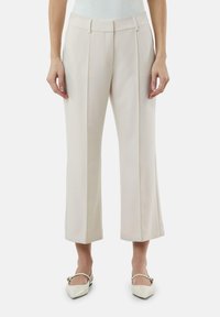 Beige op maat gemaakte broeken met een rechte pijpdesign, voorzien van voorplooien en een strakke tailleband. Glad materiaal, cropped lengte en minimale hardware.