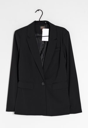 Schwarzer Ein-Knopf-Blazer mit Reverskragen, Pattentaschen und einem weißen Etikett, das am Kragen an einem schwarzen Kleiderbügel hängt.