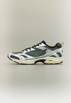 Běžecká bota bílé a šedé barvy se zelenými akcenty, černými tkaničkami, prodyšnou síťovinou a krémově zbarvenou podrážkou s viditelným odpružením.