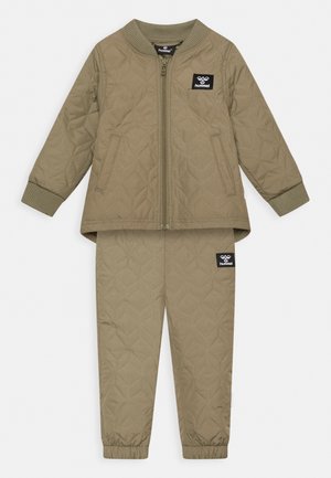 Kurtka i spodnie w kolorze oliwkowym, pikowane, z prążkowanymi mankietami i kołnierzem, z logo na piersi i udzie.