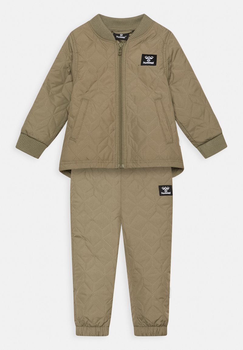 Gepolsterte olivgrüne Jacke und Hose im Set mit gerippten Bündchen und Kragen, ausgestattet mit einem Logopatch auf der Brust und dem Oberschenkel.