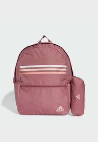 Mochila de poliéster rosa con rayas blancas y rosas, que incluye un bolsillo con cremallera frontal y un pouch desmontable. Incluye un asa en la parte superior para llevarla.