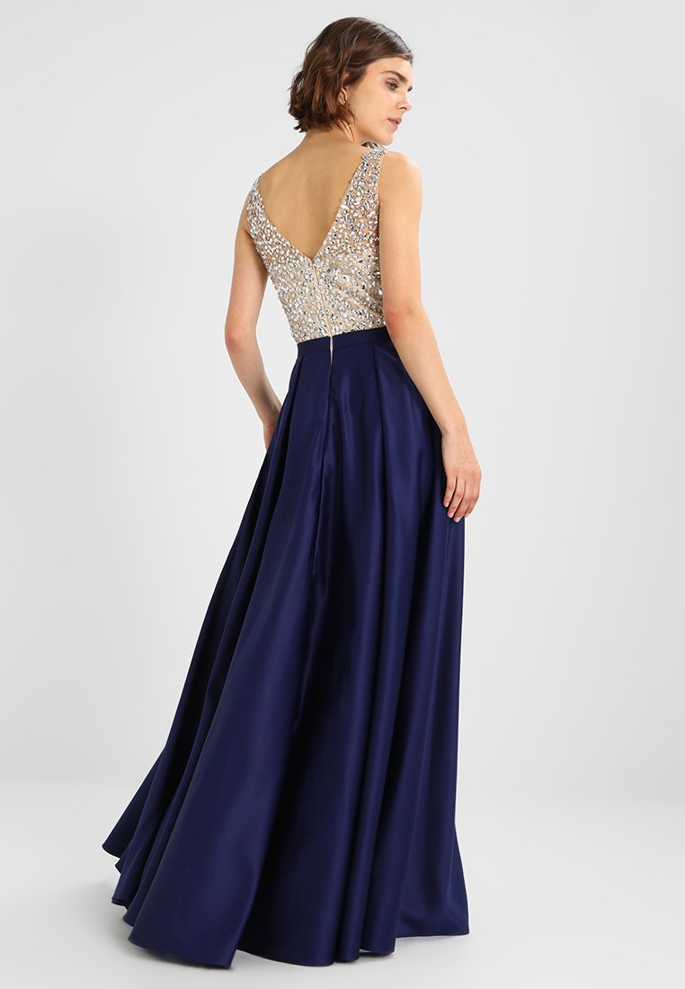 Granatowa sukienka z koralikowym, jasnym gorsetem, z dekoltem w kształcie V z tyłu oraz rozszerzanym satynowym dołem, wyposażona w zamek błyskawiczny i gładką fakturę.