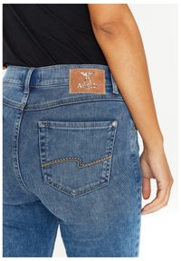 I jeans in denim blu presentano una etichetta in pelle con il logo "Angels" e tasche posteriori con cuciture a contrasto e un motivo sottile.