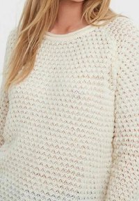 Pull en tricot couleur crème avec un motif en tissage ouvert, un col rond et des manches longues avec une finition texturée.