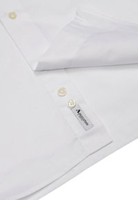 Weißes Hemd mit umklappbarem Kragen, zwei Perlenknöpfen und einem Markenetikett. Glattes Material mit einem subtilen Glanz.