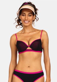 Czarny i różowy zestaw bikini z siateczkowym wzorem. Góra ma regulowane ramiączka, trójkątny wycięcie i kontrastowe wykończenia; dół ma podobny design.