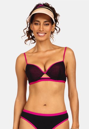 Czarny i różowy zestaw bikini z siateczkowym wzorem. Góra ma regulowane ramiączka, trójkątny wycięcie i kontrastowe wykończenia; dół ma podobny design.