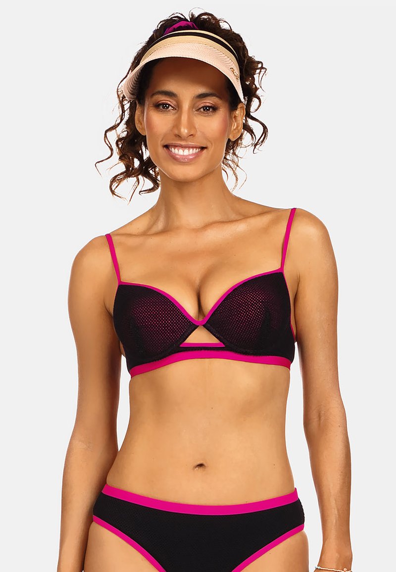 Czarny i różowy zestaw bikini z siateczkowym wzorem. Góra ma regulowane ramiączka, trójkątny wycięcie i kontrastowe wykończenia; dół ma podobny design.